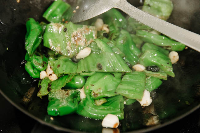 pan-fried peppers with garlic and fermented black beans|chinasichuanfood.com
